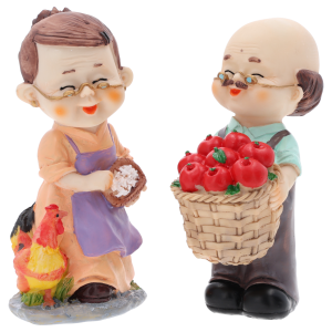 Komplet dwóch figurek babcia i dziadek o wysokości 15 cm. Babcia z kurą, dziadek z koszem jabłek. Idealna dekoracja rodzinna.