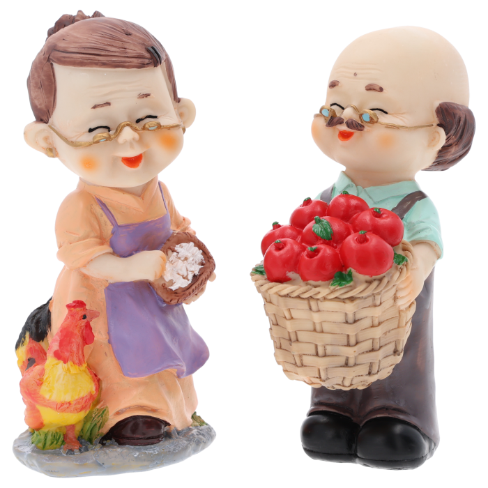 Komplet dwóch figurek babcia i dziadek o wysokości 15 cm. Babcia z kurą, dziadek z koszem jabłek. Idealna dekoracja rodzinna.