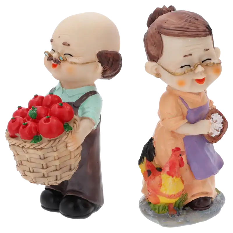 Figurki babcia i dziadek ukazane w pełnej postaci na białym tle. Precyzyjne detale wykonania z tworzywa.
