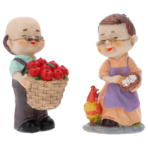 Dziadek z koszykiem pełnym czerwonych jabłek oraz babcia z kurą i małym koszyczkiem. Wysokość figurek 15 cm.
