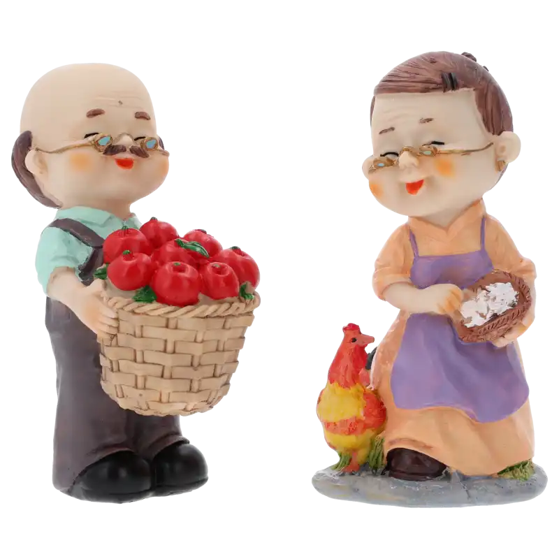 Dziadek z koszykiem pełnym czerwonych jabłek oraz babcia z kurą i małym koszyczkiem. Wysokość figurek 15 cm.