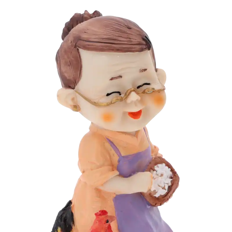 Portretowe ujęcie figurki babci z koszyczkiem. Uśmiechnięta twarz i staranne wykończenie detali.