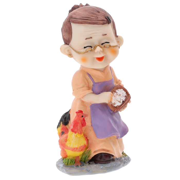 Figurka babcia z kurą o wysokości 15 cm wykonana z tworzywa. Urocza ozdoba przedstawiająca uśmiechniętą babcię w okularach i fioletowym fartuchu, trzymającą koszyk. Idealny detal dekoracyjny.