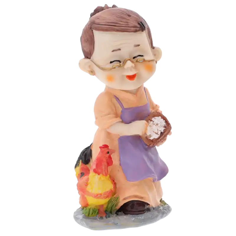 Figurka babcia z kurą o wysokości 15 cm wykonana z tworzywa. Urocza ozdoba przedstawiająca uśmiechniętą babcię w okularach i fioletowym fartuchu, trzymającą koszyk. Idealny detal dekoracyjny.