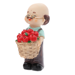 Figurka dziadek z koszem jabłek o wysokości 15 cm, prezentująca starszego pana w okularach, doskonała jako dekoracja okolicznościowa.