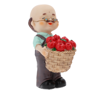 Zbliżenie na figurkę dziadka trzymającego kosz pełen czerwonych jabłek, wykonaną z lekkiego tworzywa, idealną do stroików.