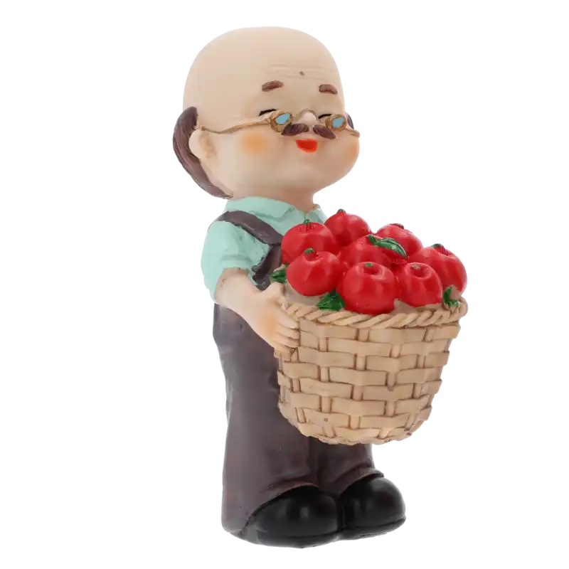 Zbliżenie na figurkę dziadka trzymającego kosz pełen czerwonych jabłek, wykonaną z lekkiego tworzywa, idealną do stroików.