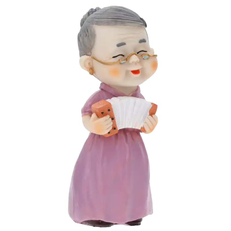 Zbliżenie na figurkę babci grającej na harmoni. 15 cm wysokości, tworzywo, estetyczna dekoracja pasująca do wielu wnętrz.