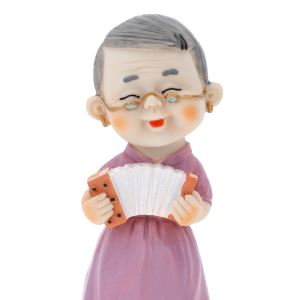 Frontalne ujęcie figurki babci z harmonią w skali 15 cm. Wyraźny rysunek twarzy i szczegółowe wykończenie elementu dekoracyjnego.
