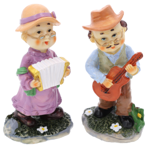 Para figurek seniorów na białym tle. Babcia w fioletowej sukience trzyma akordeon, a dziadek w kapeluszu gra na gitarze.