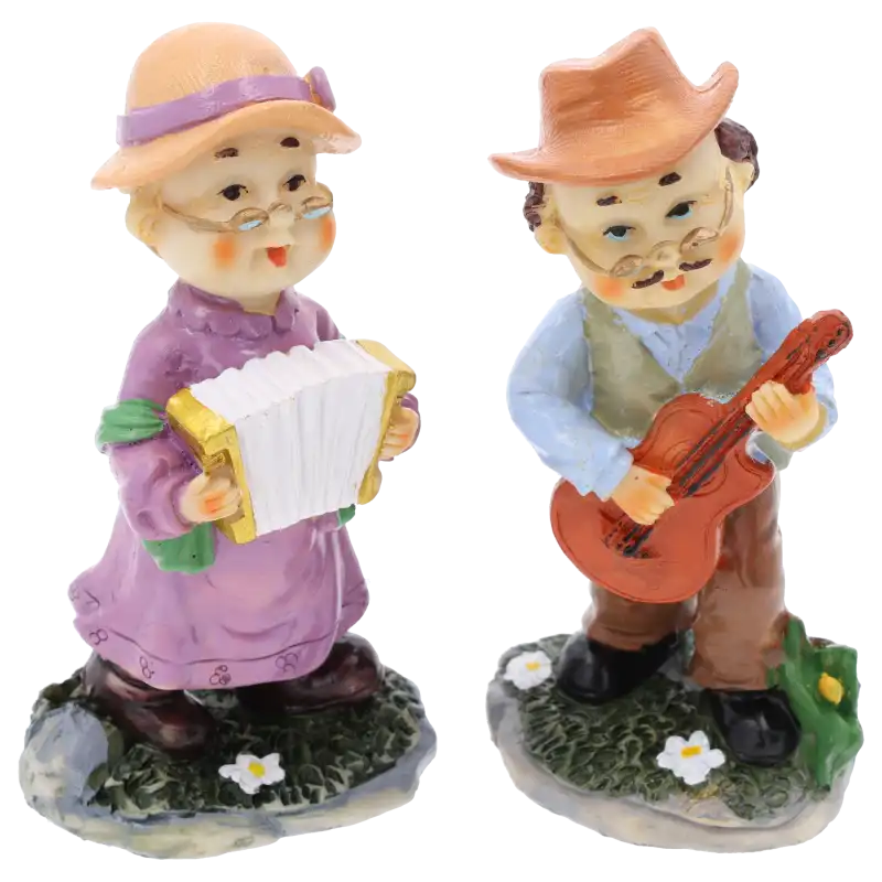 Para figurek seniorów na białym tle. Babcia w fioletowej sukience trzyma akordeon, a dziadek w kapeluszu gra na gitarze.