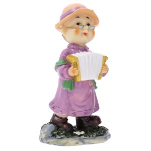 Figurka babcia z harmonią 12 cm wykonana z tworzywa. Ozdoba w fioletowej sukni z kapeluszem, przedstawiona z profilu w pełnej wysokości na białym tle.