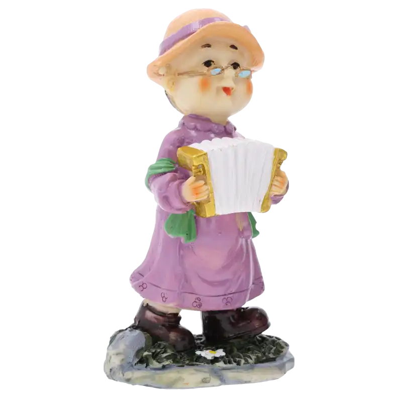 Figurka babcia z harmonią 12 cm wykonana z tworzywa. Ozdoba w fioletowej sukni z kapeluszem, przedstawiona z profilu w pełnej wysokości na białym tle.