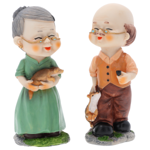 Komplet figurek babcia i dziadek o wysokości 15 cm. Postacie wykonane z tworzywa, prezentowane na białym tle, idealne jako dekoracja prezentowa.
