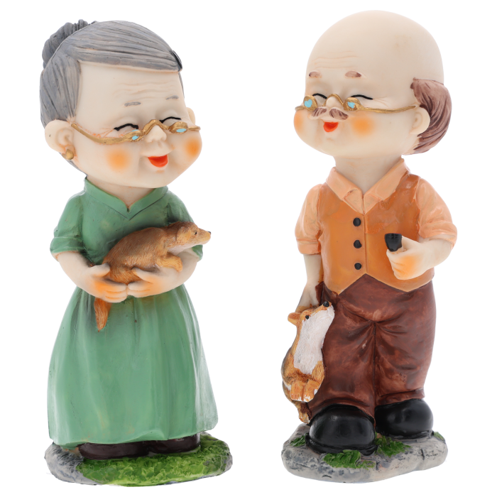 Komplet figurek babcia i dziadek o wysokości 15 cm. Postacie wykonane z tworzywa, prezentowane na białym tle, idealne jako dekoracja prezentowa.