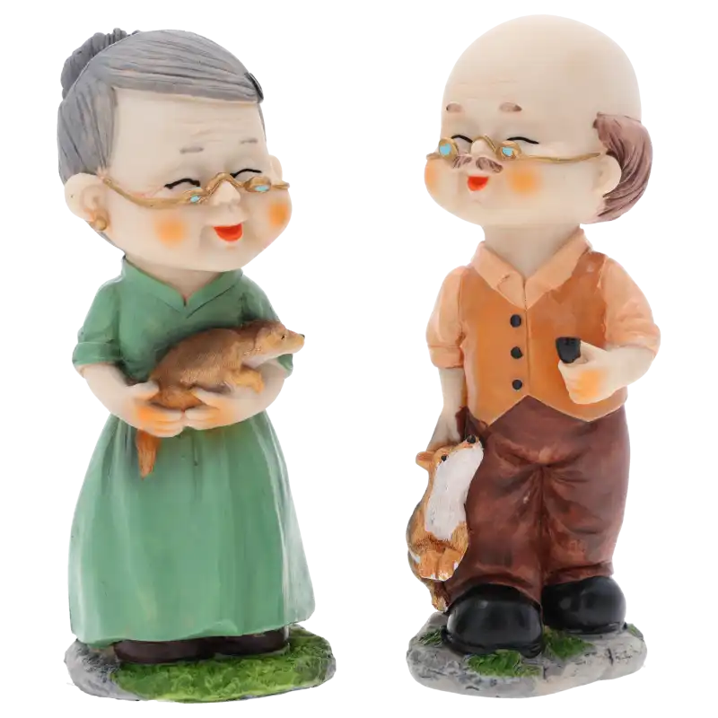Komplet figurek babcia i dziadek o wysokości 15 cm. Postacie wykonane z tworzywa, prezentowane na białym tle, idealne jako dekoracja prezentowa.
