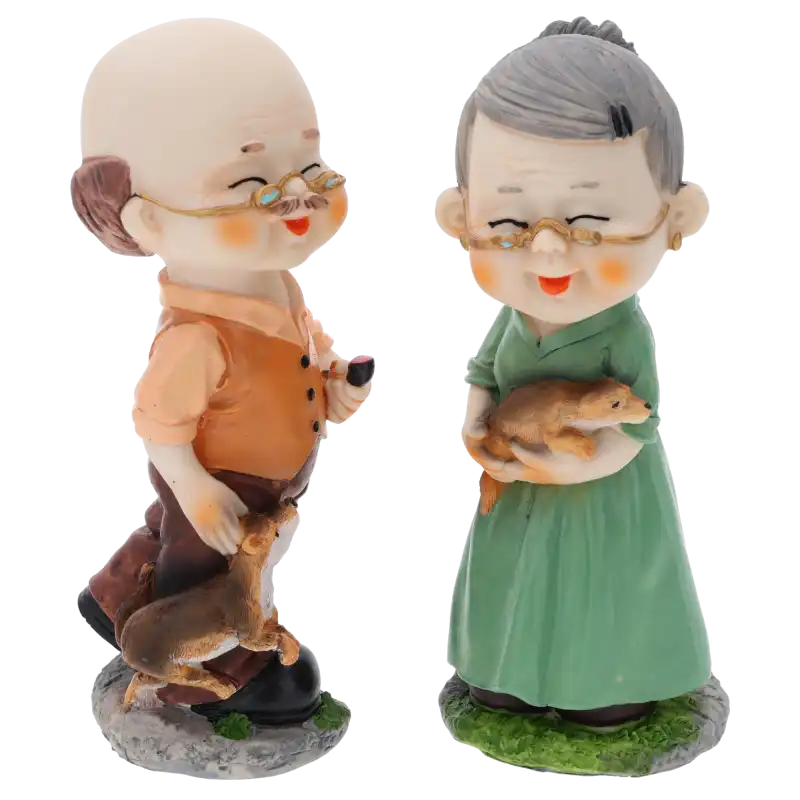 Zbliżenie na komplet figurek przedstawiający starszą parę. Dziadek w okularach i babcia z szarymi włosami, wykonane z dbałością o detale.