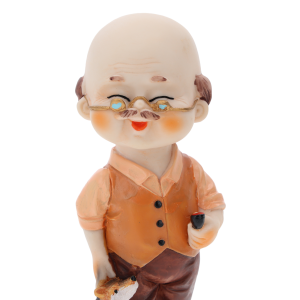 Zbliżenie na figurkę dziadka o wysokości 15 cm. Postać ubrana w kamizelkę, trzymająca fajkę, z widocznymi detalami twarzy i okularami.