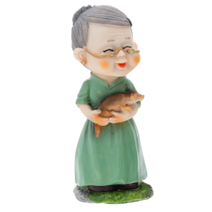Figurka babcia z psem o wysokości 15 cm wykonana z tworzywa. Estetyczna ozdoba, która wprowadza rodzinny klimat, idealna na prezent lub dekorację tortu.