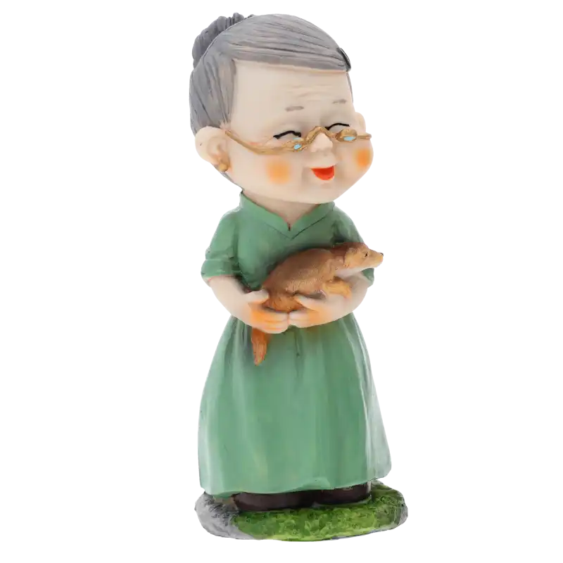 Figurka babcia z psem o wysokości 15 cm wykonana z tworzywa. Estetyczna ozdoba, która wprowadza rodzinny klimat, idealna na prezent lub dekorację tortu.