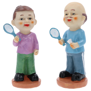 Komplet dwóch figurek babci i dziadka w strojach sportowych, mierzących odpowiednio 16 cm i 17 cm wysokości, idealnych jako dekoracja okolicznościowa.