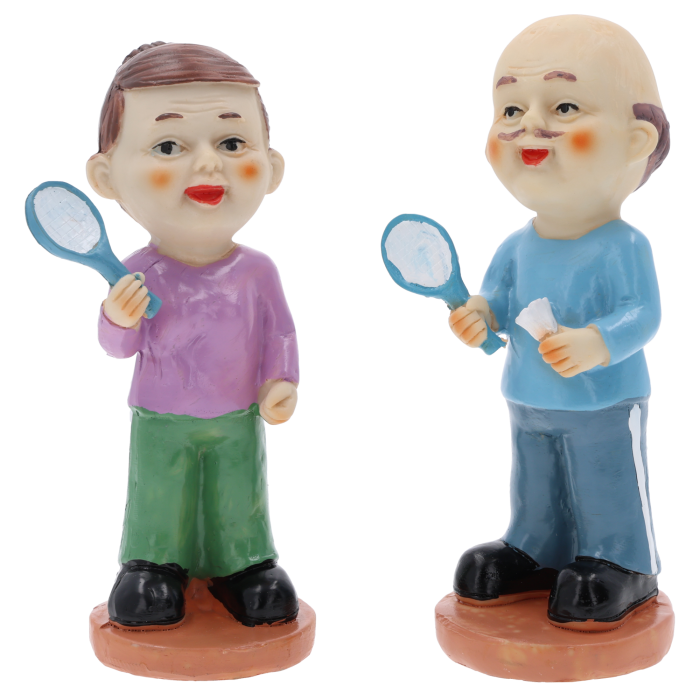 Komplet dwóch figurek babci i dziadka w strojach sportowych, mierzących odpowiednio 16 cm i 17 cm wysokości, idealnych jako dekoracja okolicznościowa.