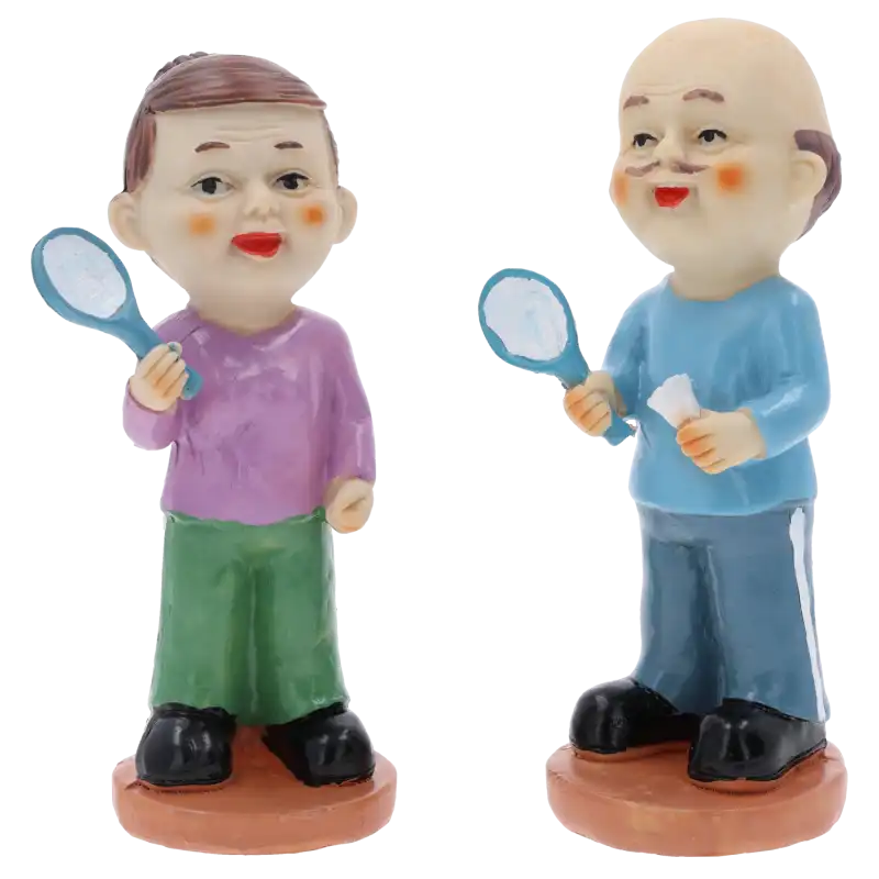 Komplet dwóch figurek babci i dziadka w strojach sportowych, mierzących odpowiednio 16 cm i 17 cm wysokości, idealnych jako dekoracja okolicznościowa.