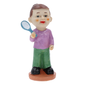 Figurka babcia z paletką o wysokości 16 cm wykonana z tworzywa. Przedstawia uśmiechniętą postać w fioletowej bluzce i zielonych spodniach, idealna na prezent i dekorację.