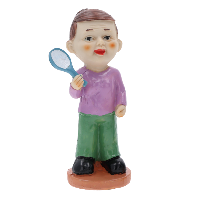 Figurka babcia z paletką o wysokości 16 cm wykonana z tworzywa. Przedstawia uśmiechniętą postać w fioletowej bluzce i zielonych spodniach, idealna na prezent i dekorację.