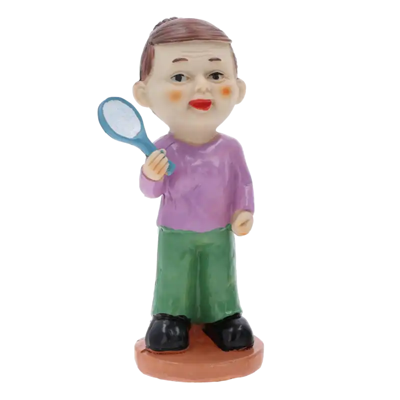 Figurka babcia z paletką o wysokości 16 cm wykonana z tworzywa. Przedstawia uśmiechniętą postać w fioletowej bluzce i zielonych spodniach, idealna na prezent i dekorację.