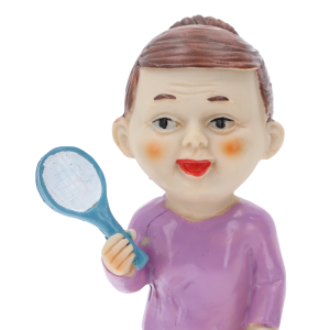 Portretowe ujęcie figurki babci z paletką. Widoczne szczegóły wyrazu twarzy oraz sposób trzymania akcesorium sportowego.