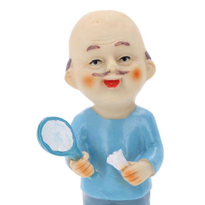 Zbliżenie na twarz figurki dziadka trzymającego paletkę. Precyzyjne wykończenie detali twarzy i uśmiechnięty wyraz postaci.