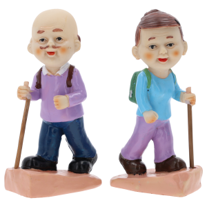 Figurki babcia i dziadek z tworzywa o wysokości 16 cm. Zestaw przedstawia parę seniorów z plecakami i kijami, idealny jako dekoracja.