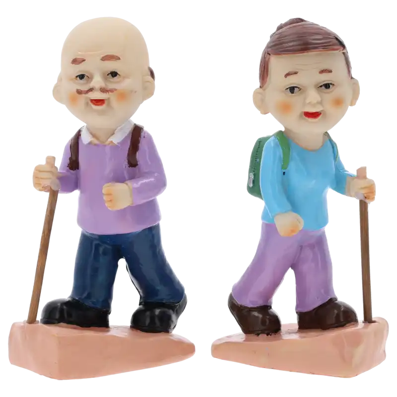 Figurki babcia i dziadek z tworzywa o wysokości 16 cm. Zestaw przedstawia parę seniorów z plecakami i kijami, idealny jako dekoracja.