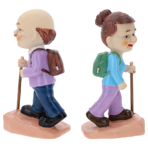Widok z boku na figurki seniorów z plecakami. Detale odzieży oraz akcesoriów turystycznych na figurkach z tworzywa.
