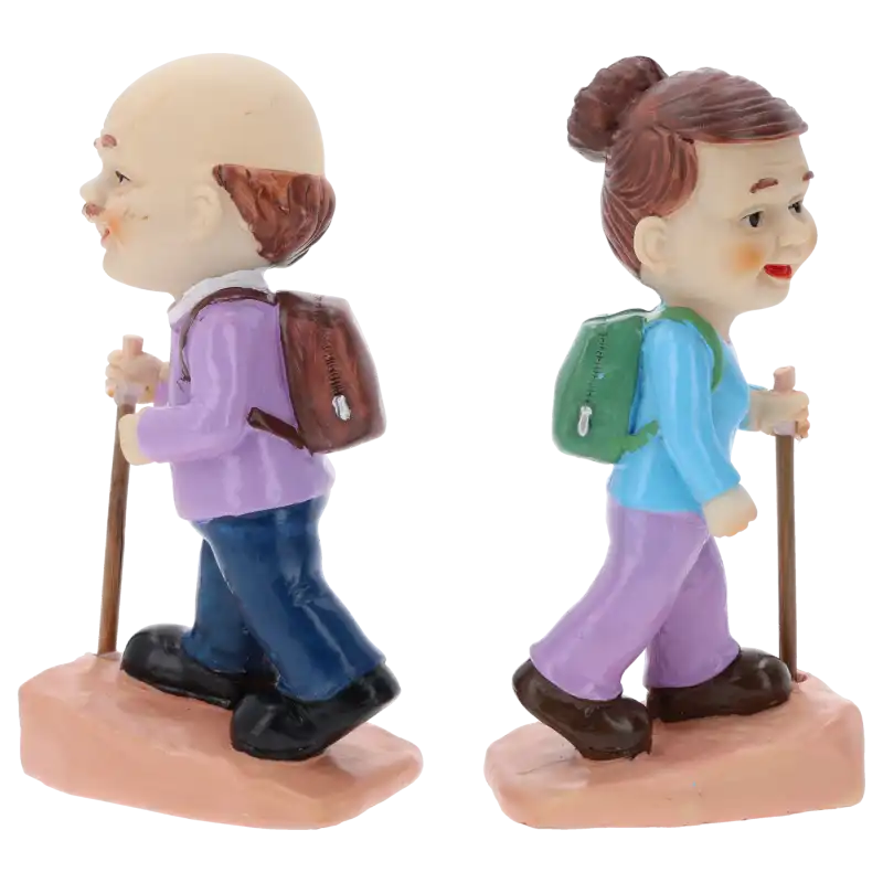 Widok z boku na figurki seniorów z plecakami. Detale odzieży oraz akcesoriów turystycznych na figurkach z tworzywa.