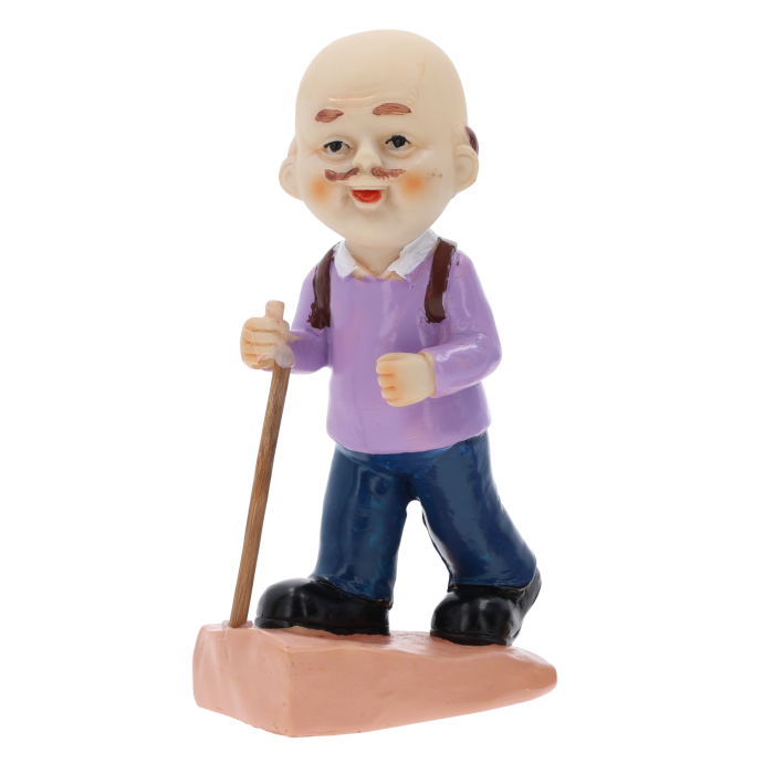 Figurka dziadek turysta 16 cm z tworzywa, przedstawiająca postać z plecakiem i kijkiem, w fioletowej bluzie i niebieskich spodniach.