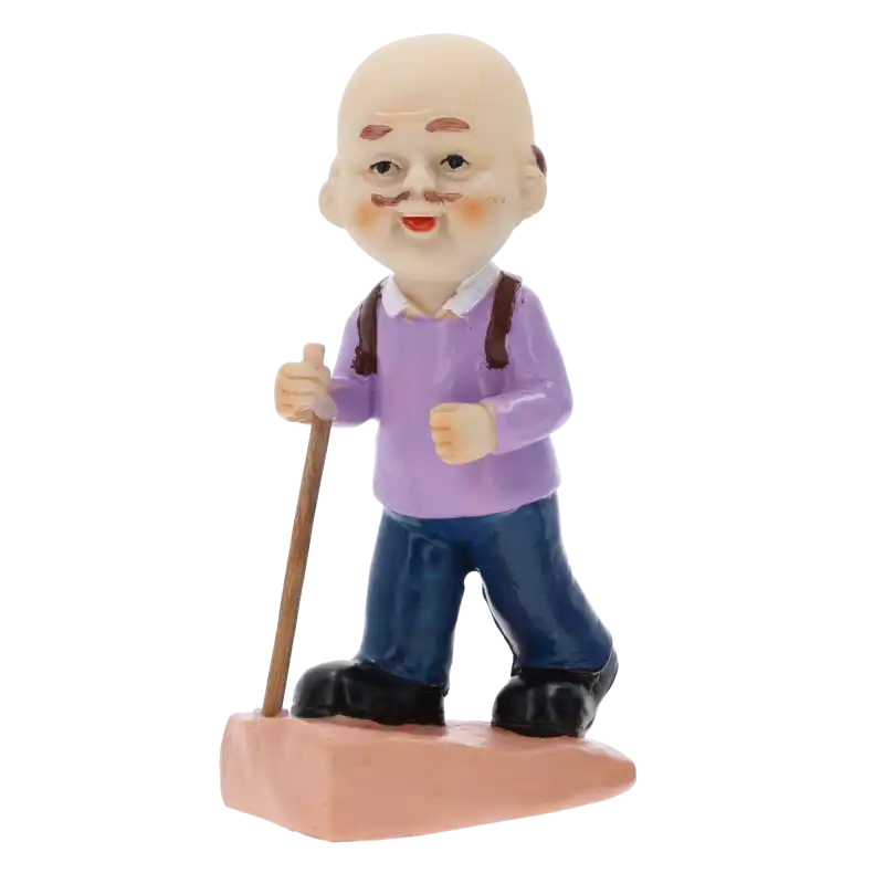 Figurka dziadek turysta 16 cm z tworzywa, przedstawiająca postać z plecakiem i kijkiem, w fioletowej bluzie i niebieskich spodniach.