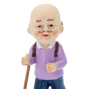 Zbliżenie na twarz figurki dziadka turysty z charakterystycznym wąsem, wykonanej z tworzywa sztucznego o wysokości 16 cm.
