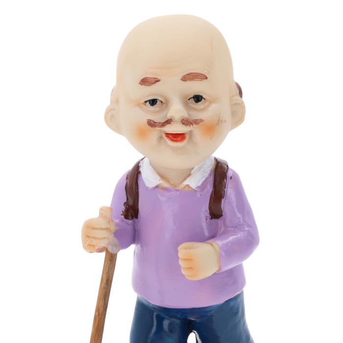 Zbliżenie na twarz figurki dziadka turysty z charakterystycznym wąsem, wykonanej z tworzywa sztucznego o wysokości 16 cm.