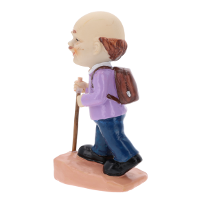 Profil figurki dziadka turysty z widocznym plecakiem i kijkiem do pieszych wędrówek, wysokość dekoracji to 16 cm.