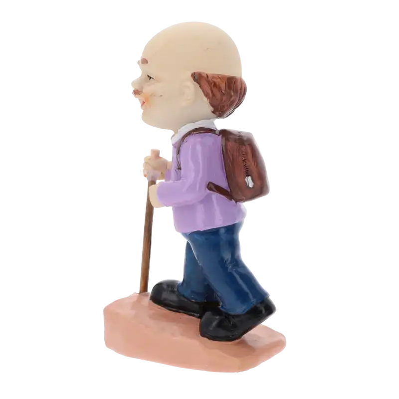 Profil figurki dziadka turysty z widocznym plecakiem i kijkiem do pieszych wędrówek, wysokość dekoracji to 16 cm.