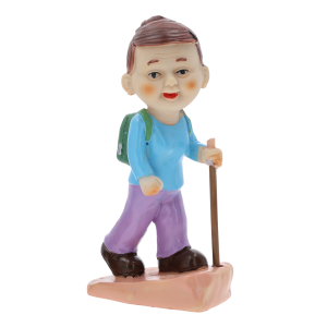 Figurka babcia turystka o wysokości 16 cm, wykonana z tworzywa, przedstawia postać wędrującą z plecakiem i kijkiem trekkingowym.