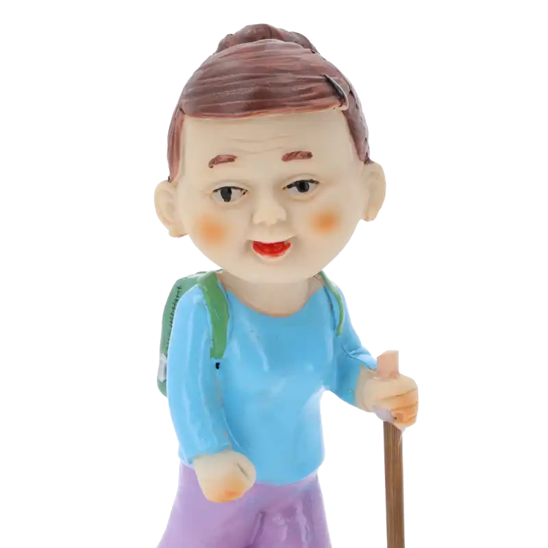 Zbliżenie na twarz figurki babci turystki, ukazujące szczegółowe malowanie postaci z plecakiem i kijkiem.