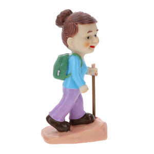 Profilowe ujęcie figurki babci turystki, dobrze eksponujące zielony plecak założony na ramiona postaci.
