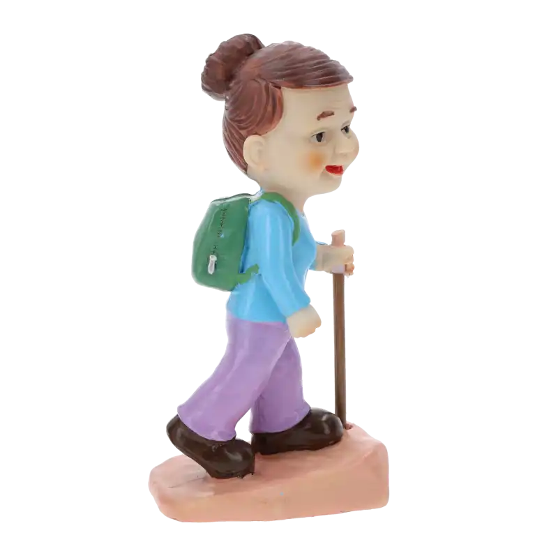 Profilowe ujęcie figurki babci turystki, dobrze eksponujące zielony plecak założony na ramiona postaci.