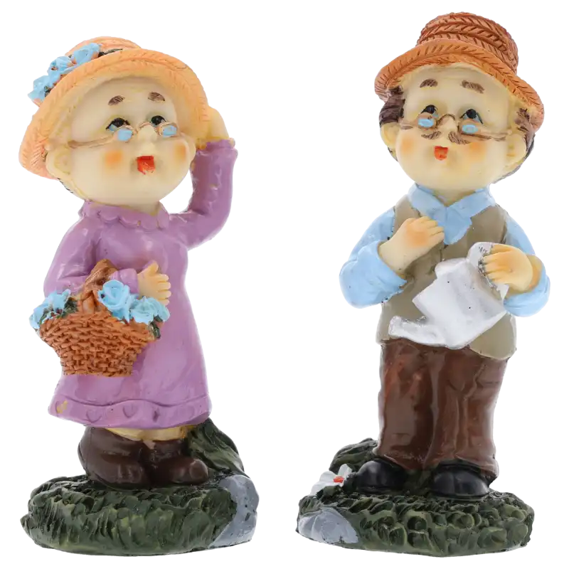 Zestaw dwóch figurek: babcia z koszykiem kwiatów i dziadek z konewką, każda o wysokości 10 cm. Wykonane z tworzywa, stanowią estetyczną dekorację tortu lub drobny prezent.