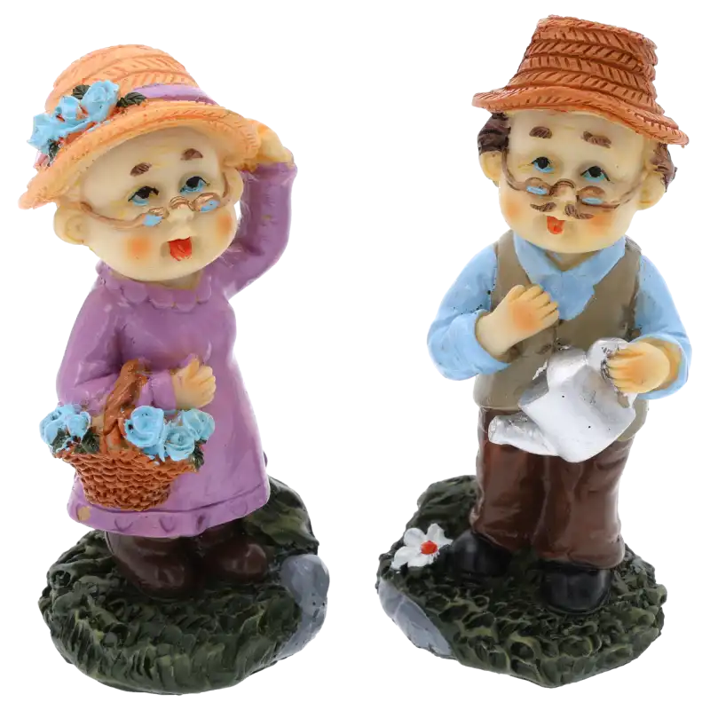 Zbliżenie na komplet figurek babcia i dziadek. Postacie ubrane w nakrycia głowy, babcia w sukience z kwiatami, dziadek z konewką w dłoni.