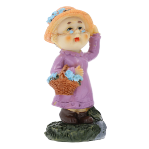 Figurka babcia z koszem kwiatów o wysokości 10 cm. Postać w fioletowej sukience i kapeluszu, idealna jako drobny upominek lub ozdoba okolicznościowego tortu.