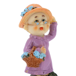 Prezentacja detali figurki babci z kwiatami. Widać precyzyjnie wykonane okulary i nakrycie głowy. Dekoracja z tworzywa o wysokości 10 cm.